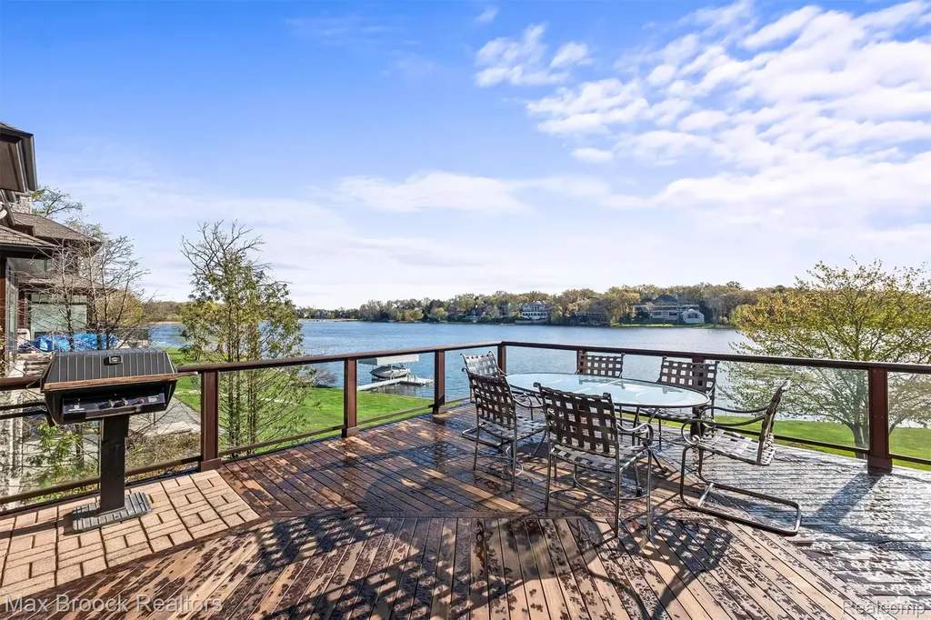 1832 Long Lake Shore Drive Bloomfield Charter Township MI 48302