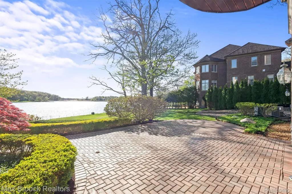 1832 Long Lake Shore Drive Bloomfield Charter Township MI 48302