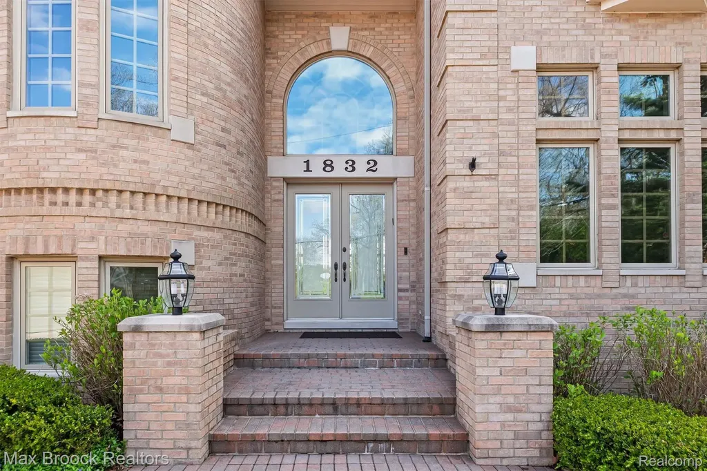 1832 Long Lake Shore Drive Bloomfield Charter Township MI 48302