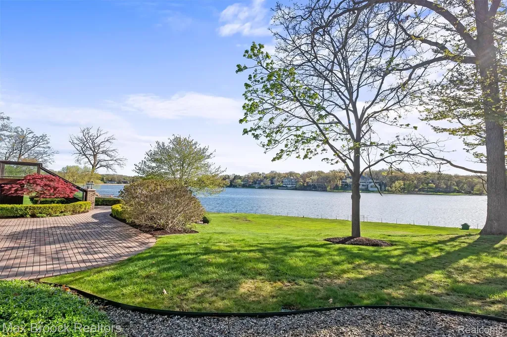 1832 Long Lake Shore Drive Bloomfield Charter Township MI 48302