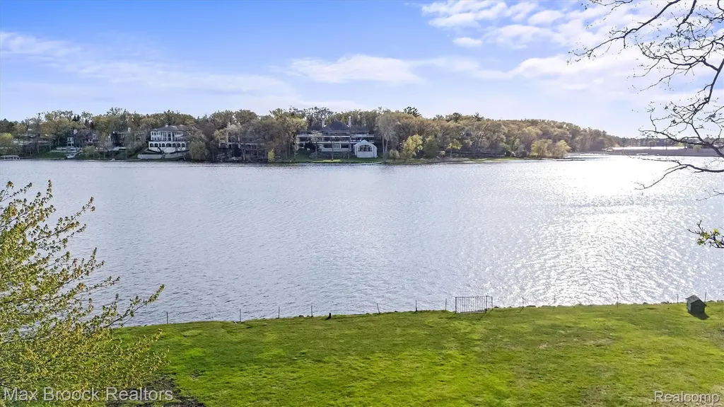 1832 Long Lake Shore Drive Bloomfield Charter Township MI 48302