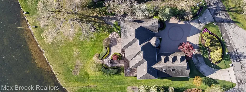 1832 Long Lake Shore Drive Bloomfield Charter Township MI 48302