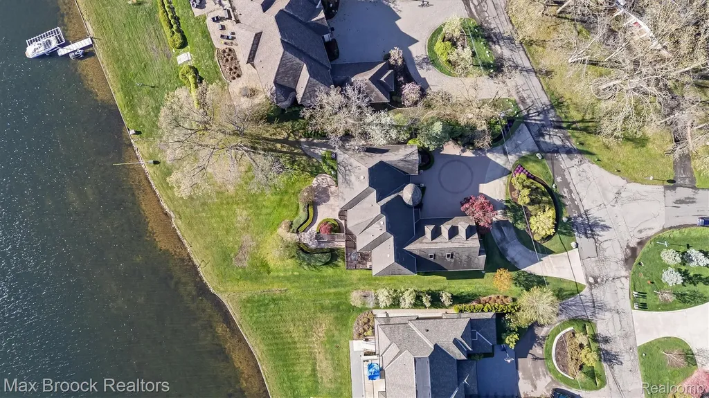 1832 Long Lake Shore Drive Bloomfield Charter Township MI 48302