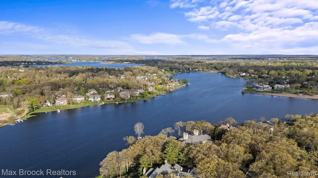 1832 Long Lake Shore Drive Bloomfield Charter Township MI 48302