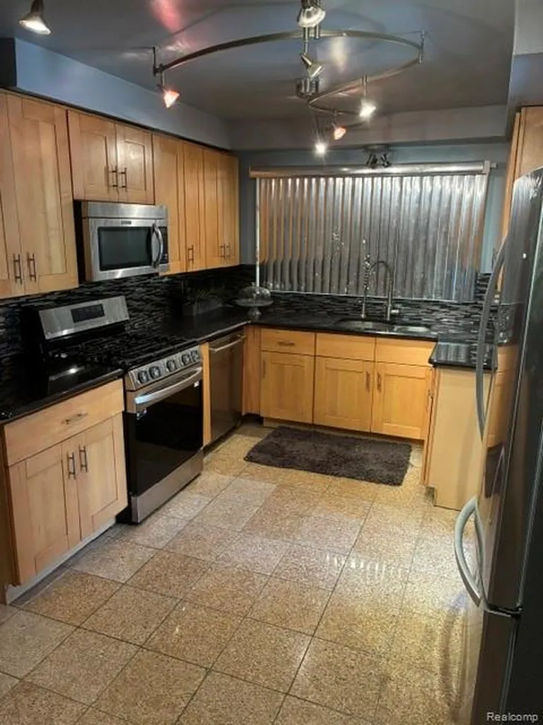 29249 Everett Street Southfield City MI 48076