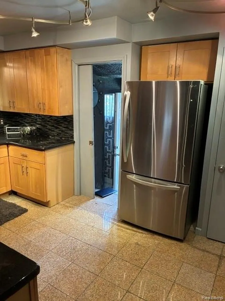 29249 Everett Street Southfield City MI 48076