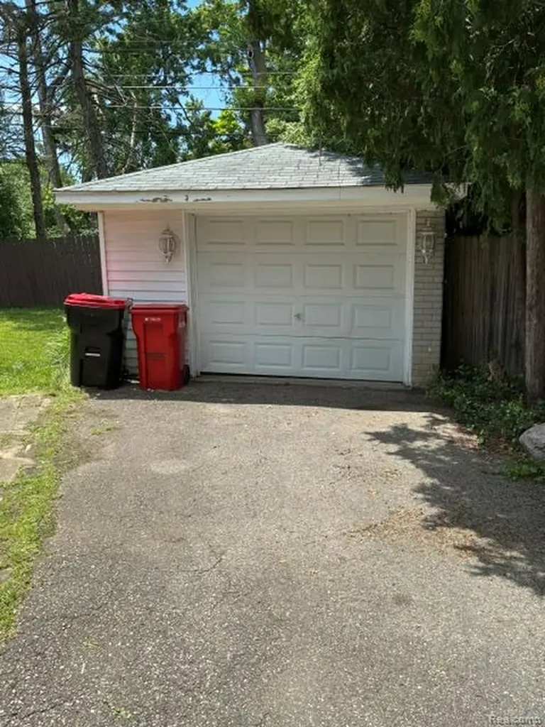 29249 Everett Street Southfield City MI 48076