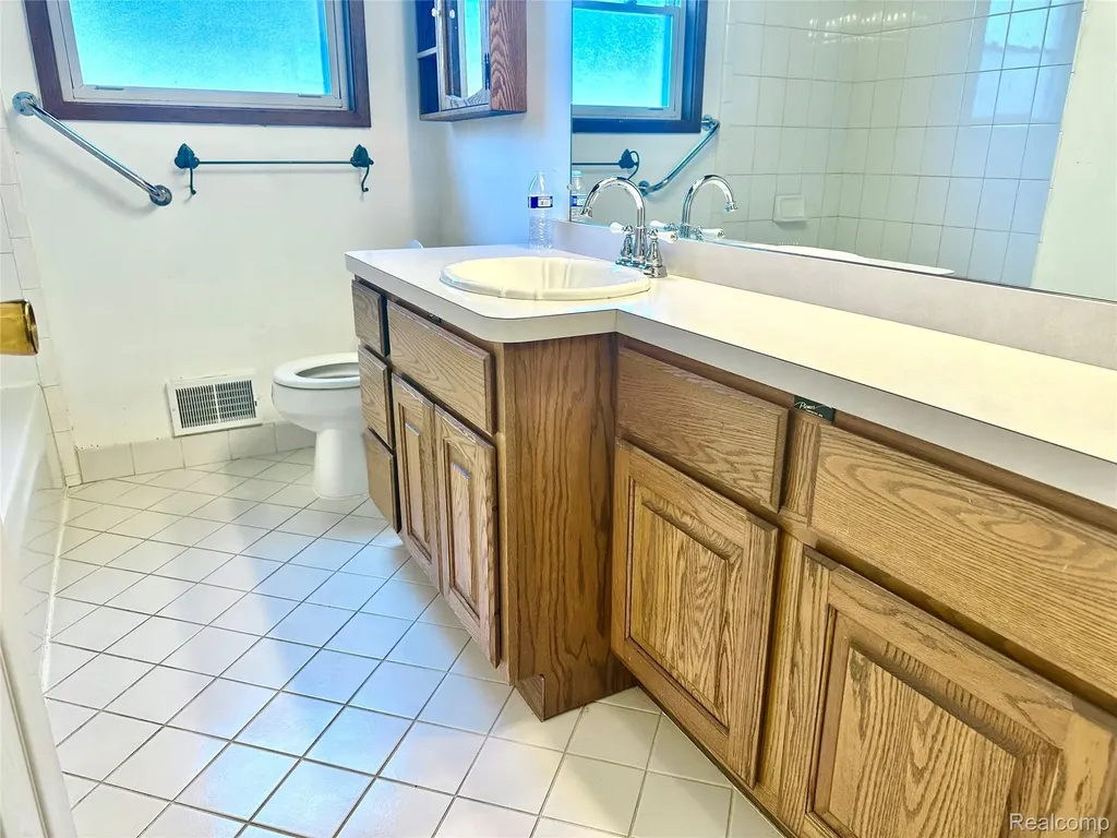 4541 Marlow Drive Warren City MI 48092