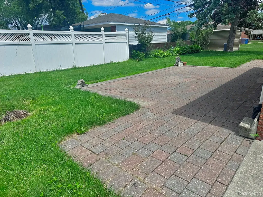 4541 Marlow Drive Warren City MI 48092