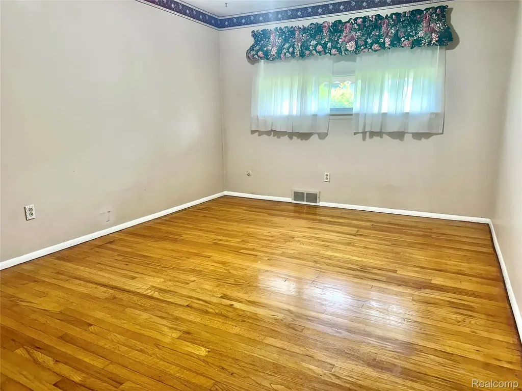 4541 Marlow Drive Warren City MI 48092