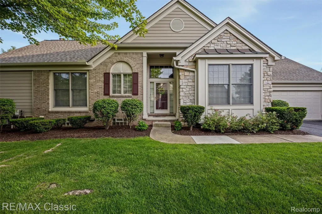 16934 Lochmoor Circle W Northville Township MI 48168
