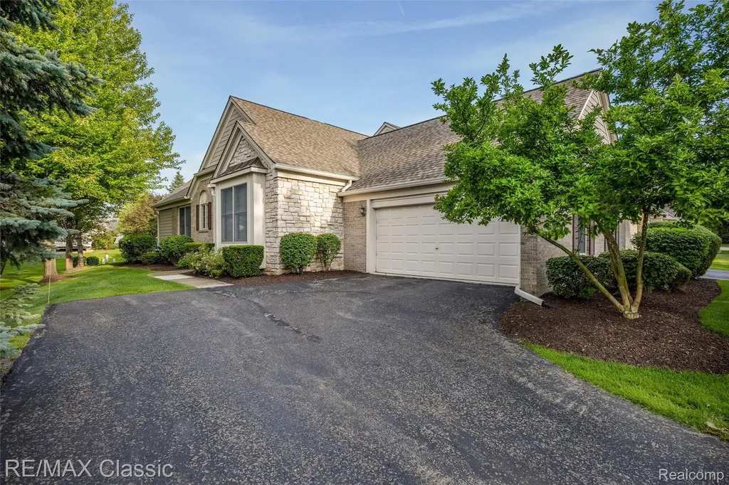 16934 Lochmoor Circle W Northville Township MI 48168