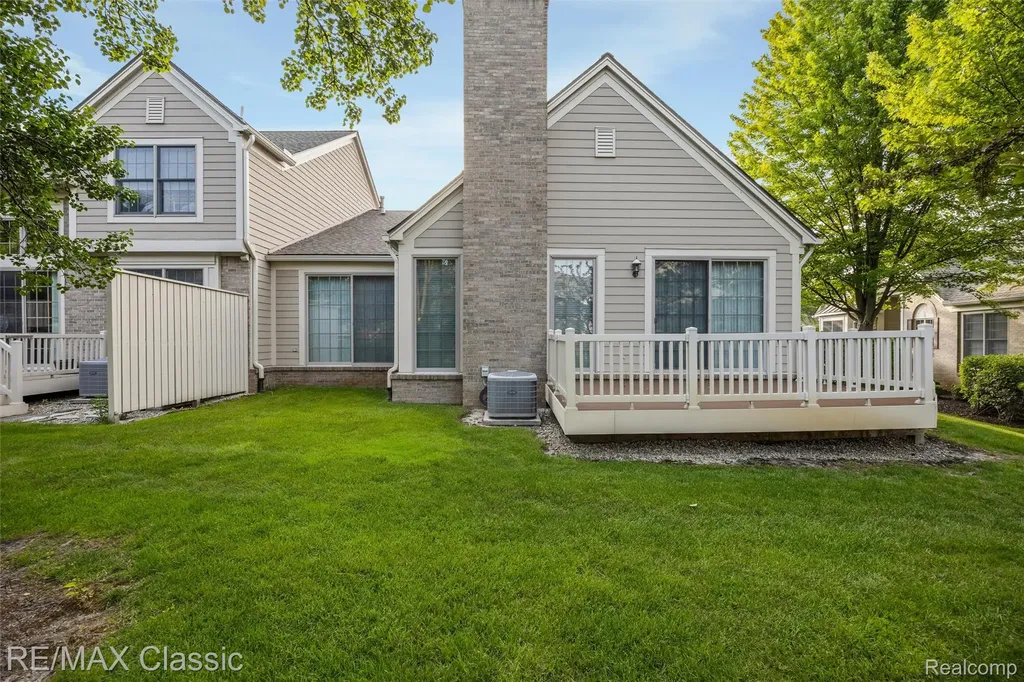 16934 Lochmoor Circle W Northville Township MI 48168