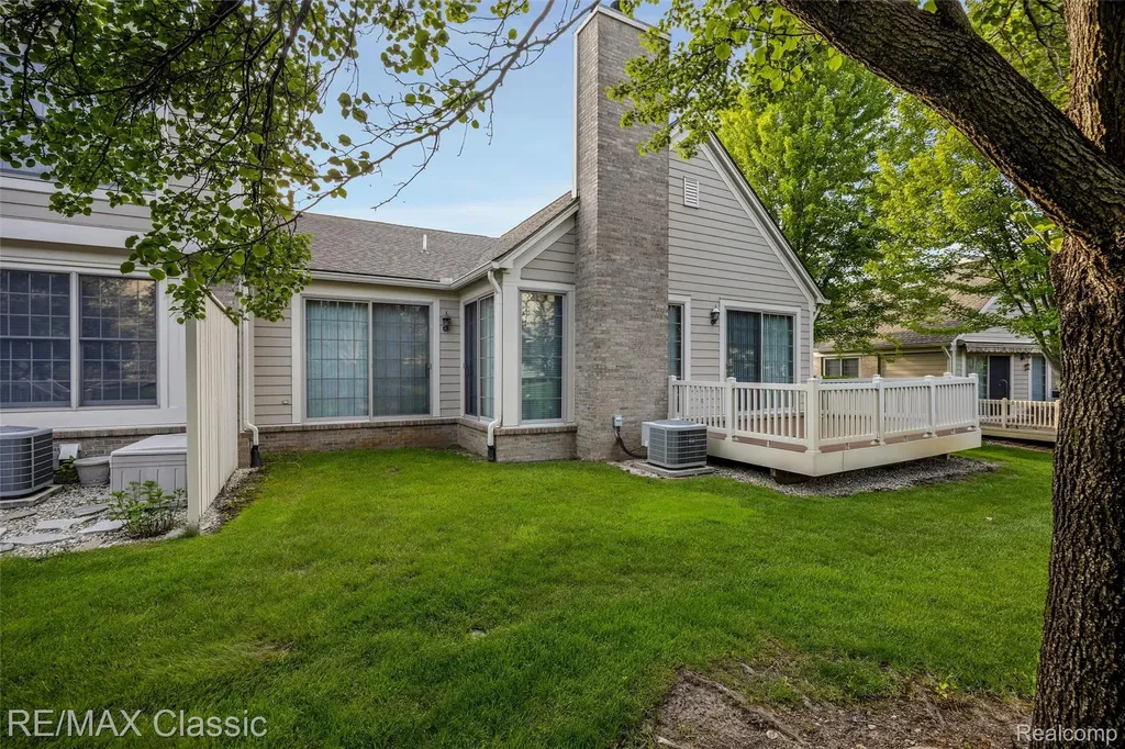 16934 Lochmoor Circle W Northville Township MI 48168