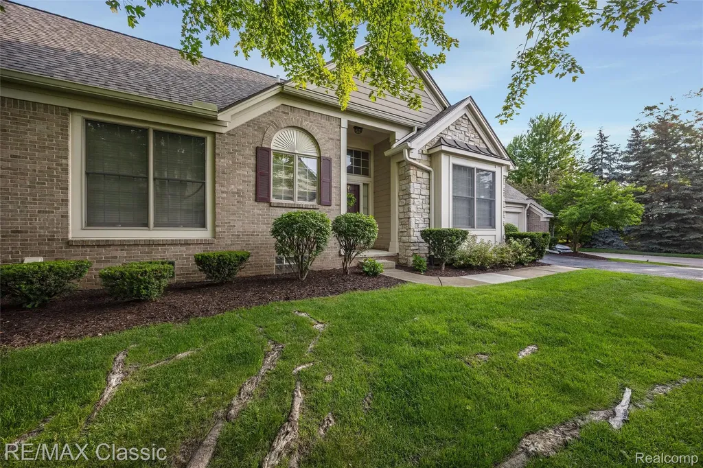 16934 Lochmoor Circle W Northville Township MI 48168