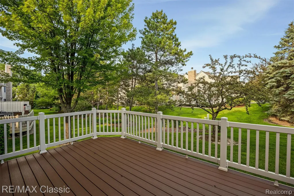 16934 Lochmoor Circle W Northville Township MI 48168