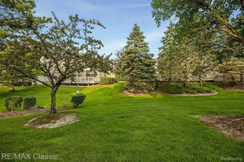 16934 Lochmoor Circle W Northville Township MI 48168