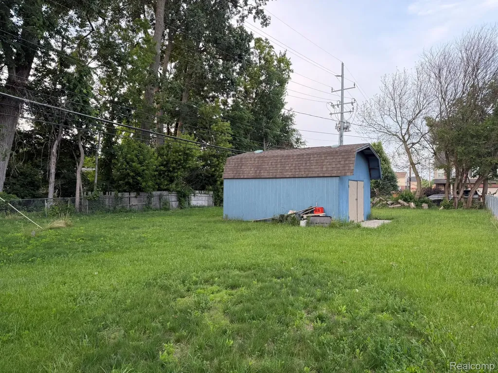 5775 N Dowling Westland City MI 48185