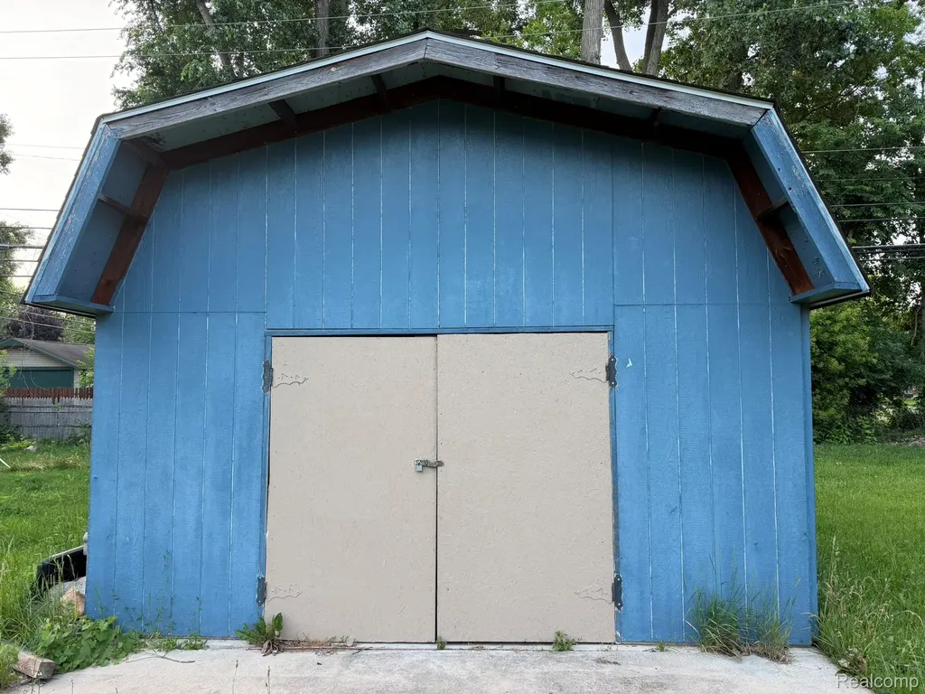 5775 N Dowling Westland City MI 48185