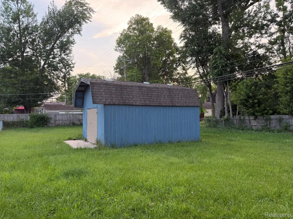 5775 N Dowling Westland City MI 48185