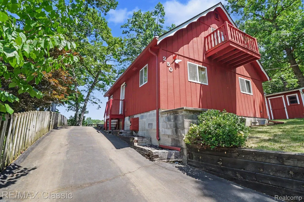250 E Canyon Drive Milford Charter Township MI 48380