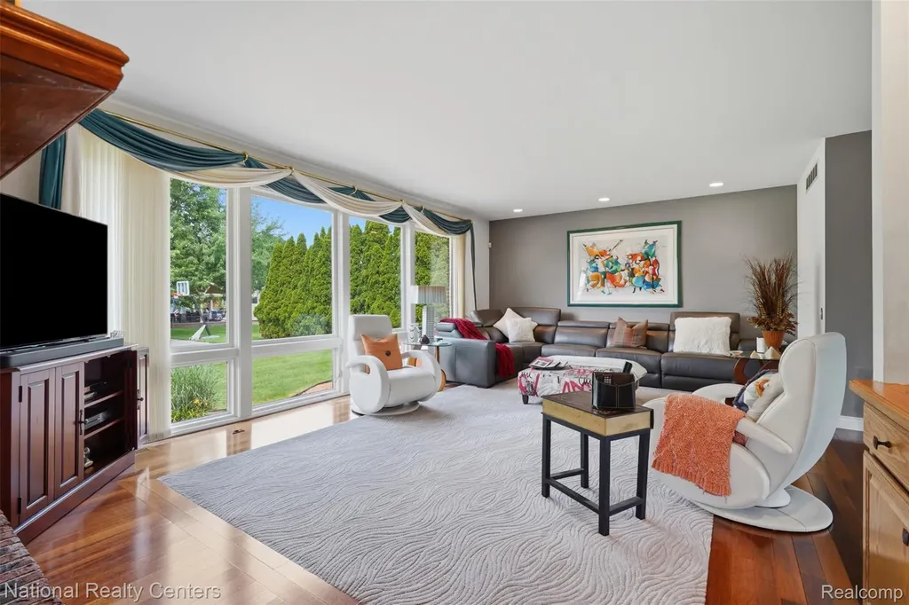 20175 Gill Road Livonia City MI 48152