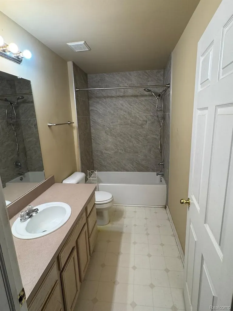 22411 Springbrook Avenue Farmington Hills City MI 48336