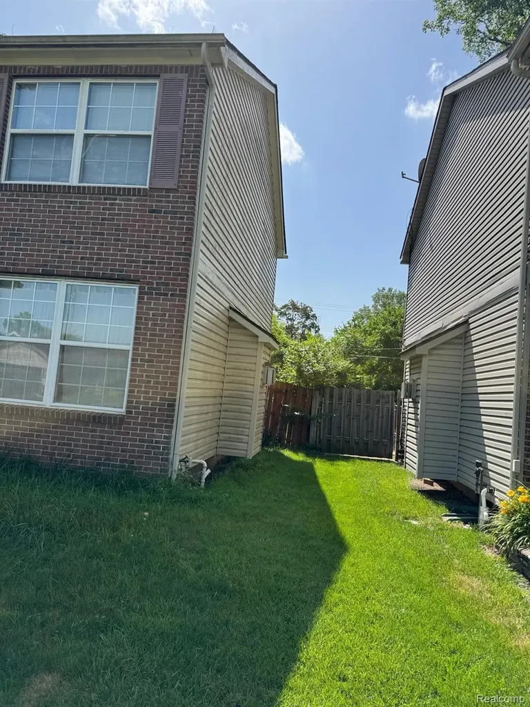 22411 Springbrook Avenue Farmington Hills City MI 48336
