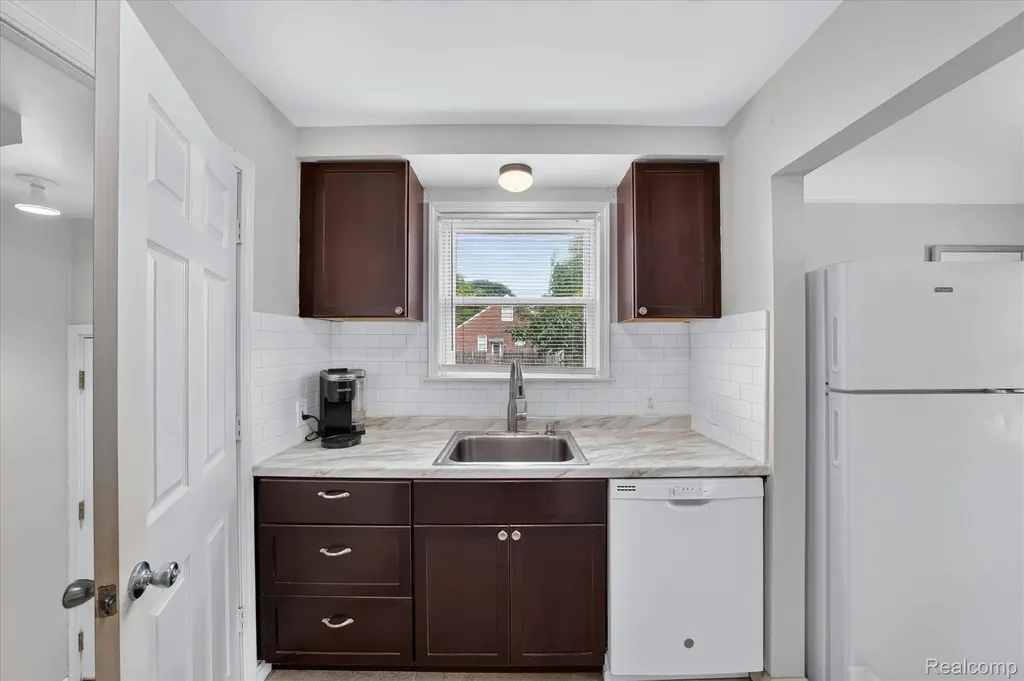 14010 Hart Street Oak Park City MI 48237