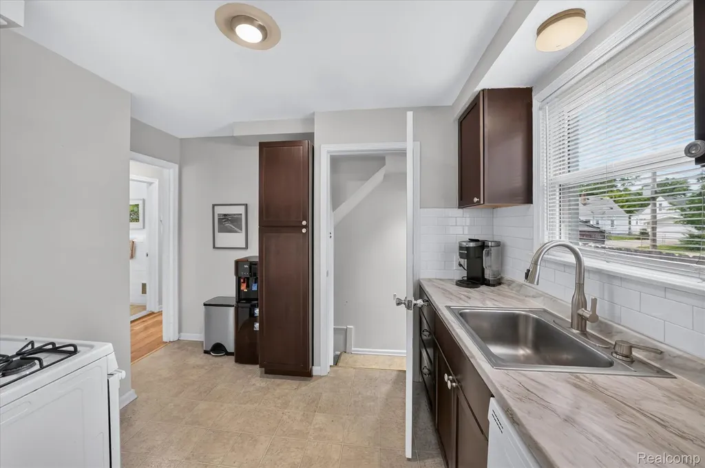 14010 Hart Street Oak Park City MI 48237