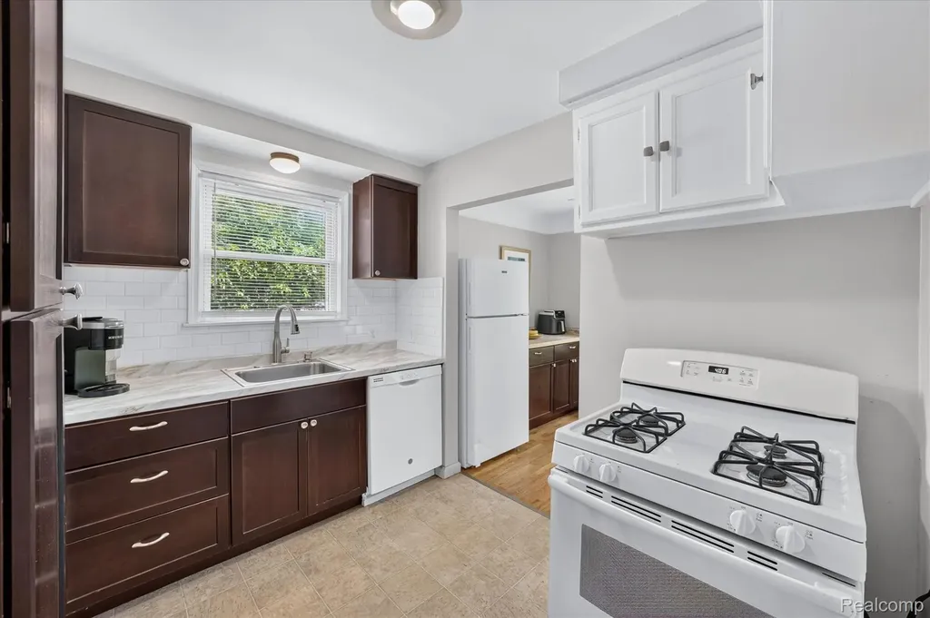 14010 Hart Street Oak Park City MI 48237