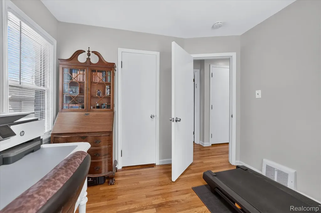 14010 Hart Street Oak Park City MI 48237