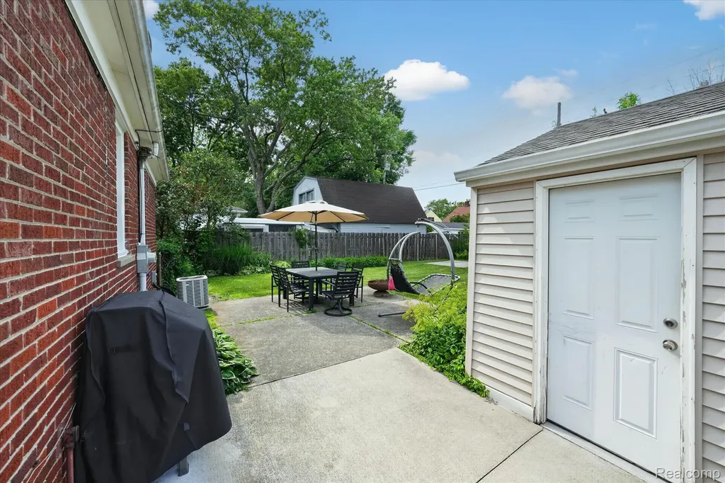 14010 Hart Street Oak Park City MI 48237