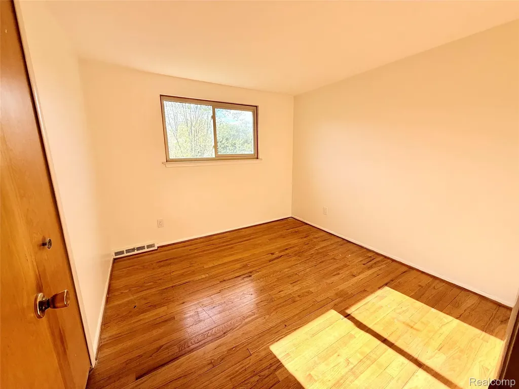30943 Roselawn Drive Warren City MI 48088