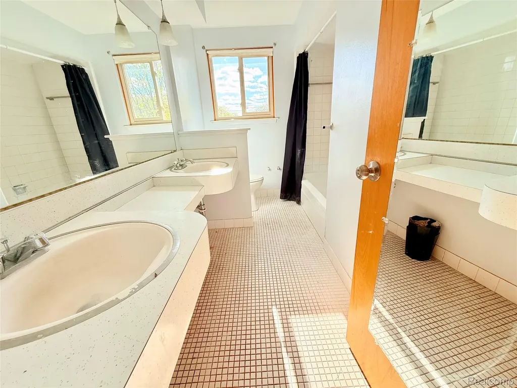 30943 Roselawn Drive Warren City MI 48088