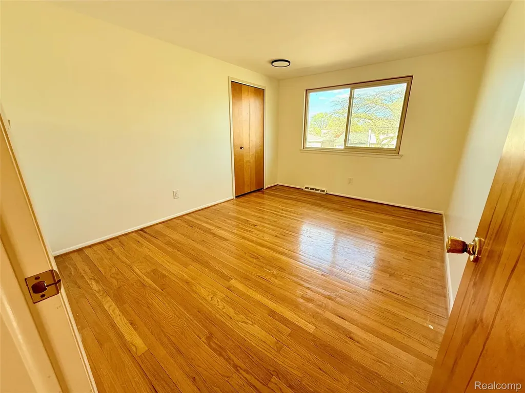 30943 Roselawn Drive Warren City MI 48088