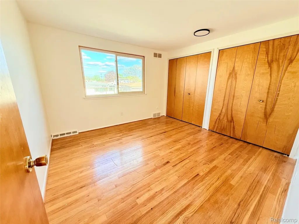 30943 Roselawn Drive Warren City MI 48088