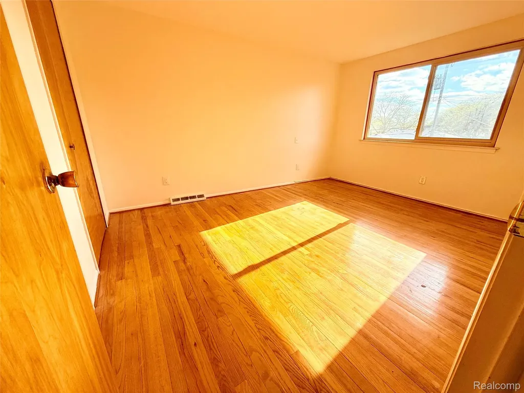 30943 Roselawn Drive Warren City MI 48088