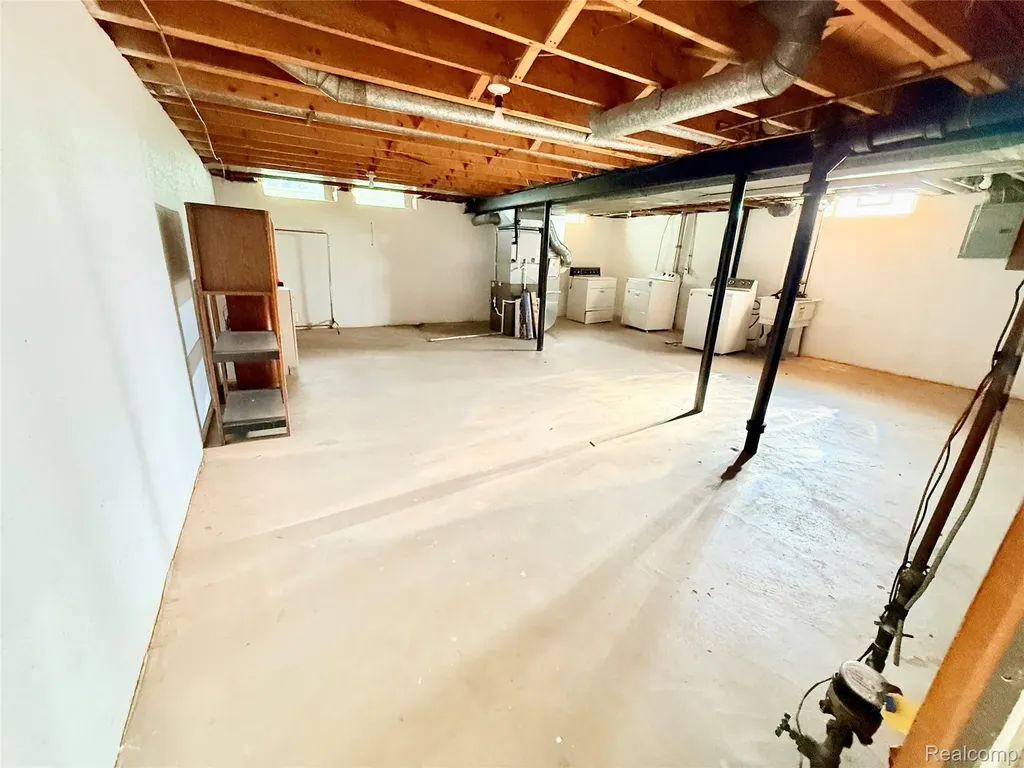 30943 Roselawn Drive Warren City MI 48088