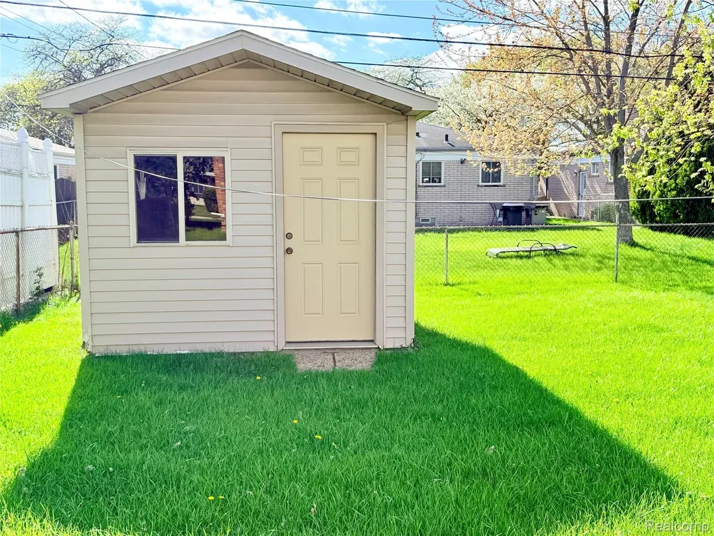 30943 Roselawn Drive Warren City MI 48088