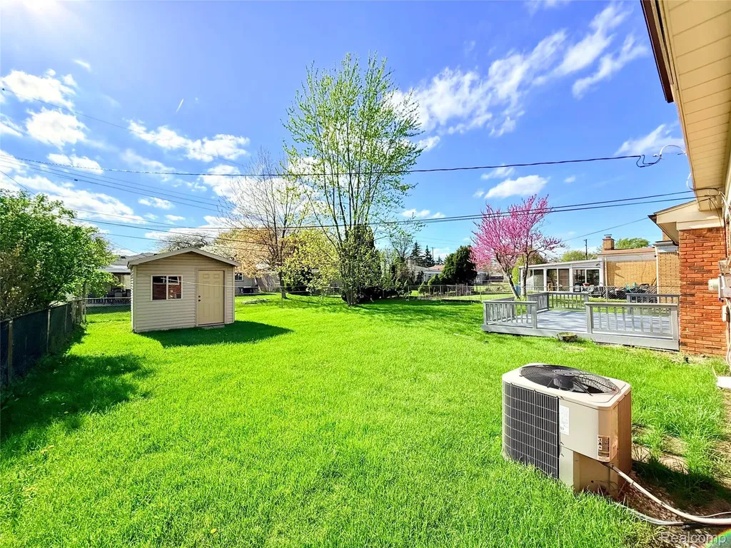 30943 Roselawn Drive Warren City MI 48088