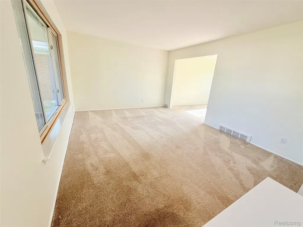 30943 Roselawn Drive Warren City MI 48088