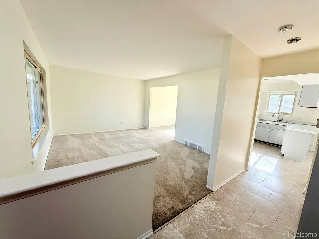 30943 Roselawn Drive Warren City MI 48088