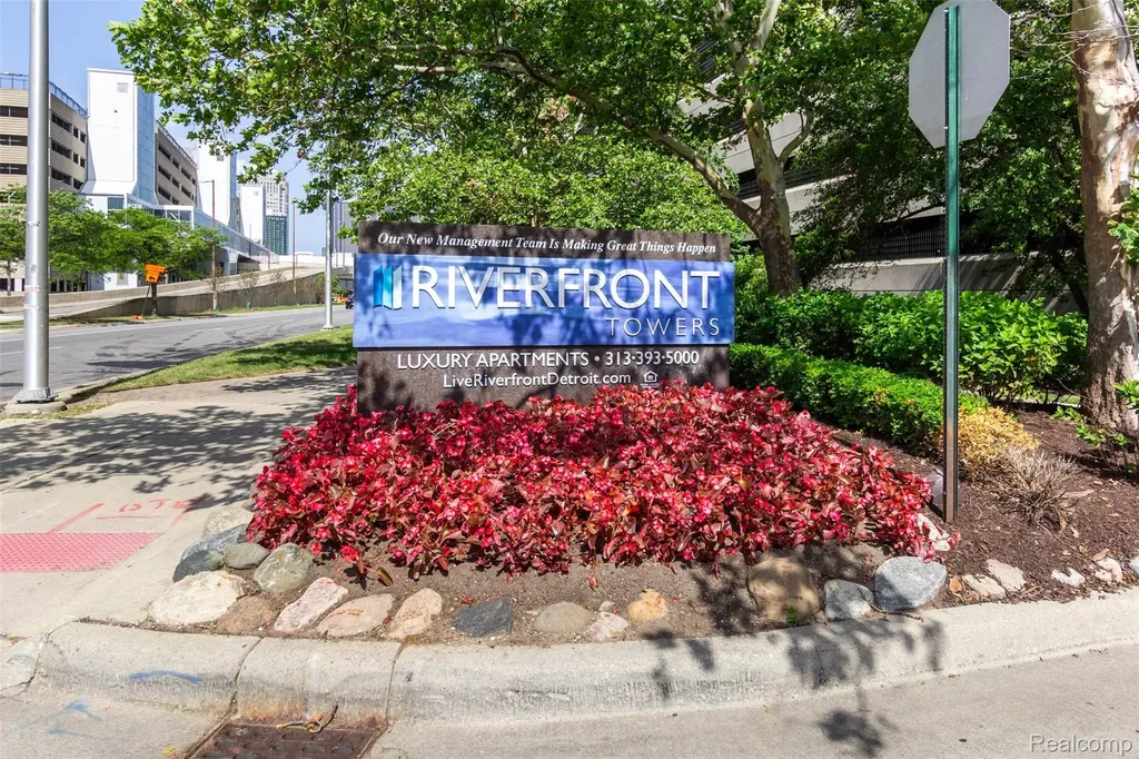 300 W Jefferson Avenue W Detroit City MI 48226