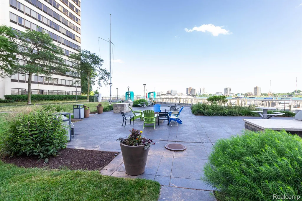 300 W Jefferson Avenue W Detroit City MI 48226