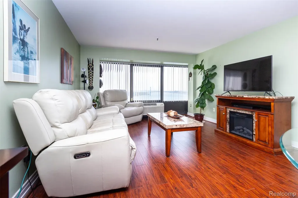 300 W Jefferson Avenue W Detroit City MI 48226