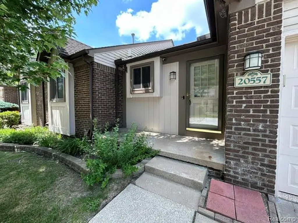 20557 Longwood Drive Clinton Charter Township MI 48038