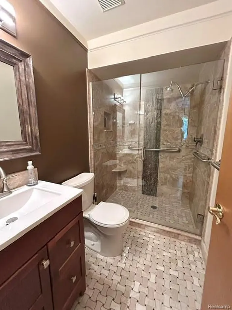 20557 Longwood Drive Clinton Charter Township MI 48038