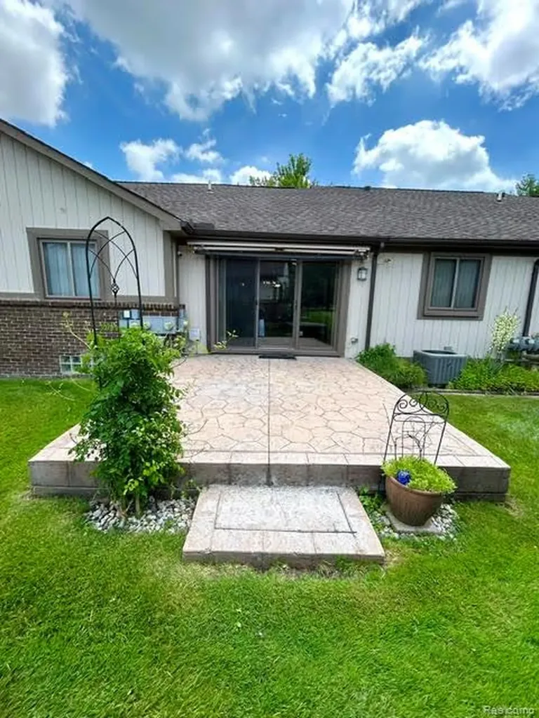 20557 Longwood Drive Clinton Charter Township MI 48038