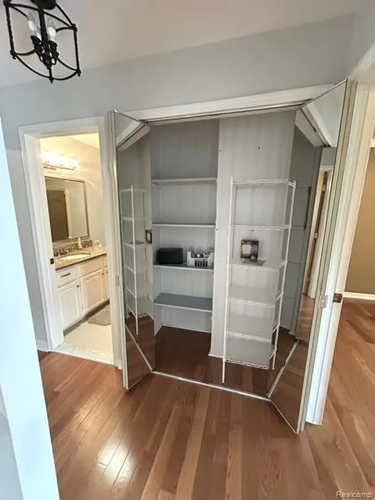 20557 Longwood Drive Clinton Charter Township MI 48038